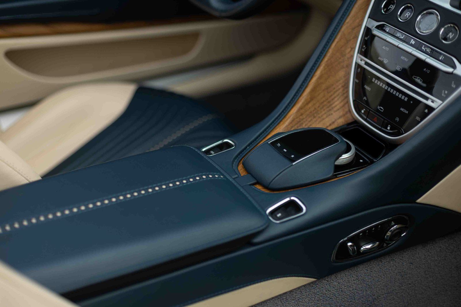 Used 2019 Aston Martin DB11 Volante RWD image 24