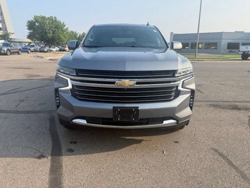 Used 2022 Chevrolet Suburban LT w/ Luxury Package AWD/4WD image 5