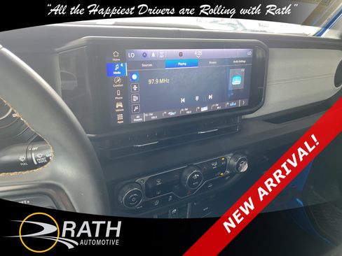 Used 2024 Jeep Gladiator Overland AWD/4WD image 14