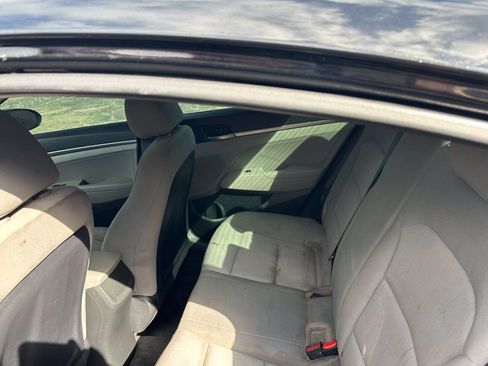 Used 2018 Hyundai Elantra SE FWD image 12