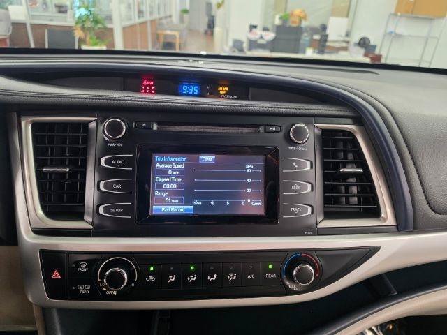 Used 2018 Toyota Highlander LE w/ Carpet Mat Package (TMS) FWD image 18