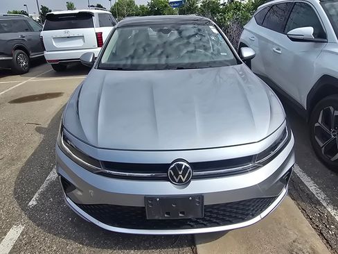Used 2025 Volkswagen Jetta SE FWD image 8
