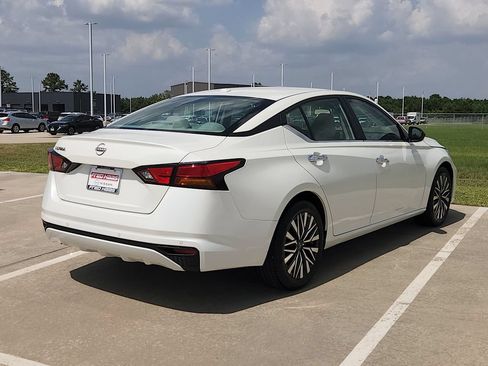 Used 2025 Nissan Altima 2.5 SV FWD image 5