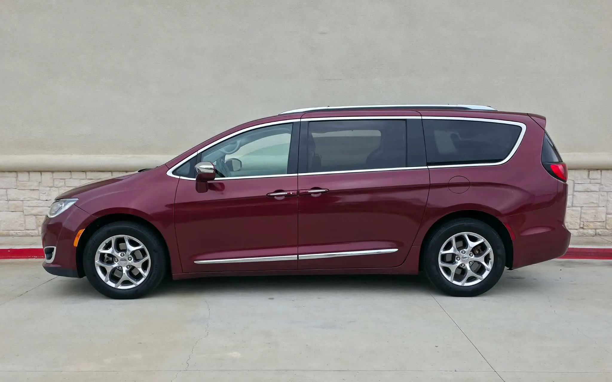 Used 2018 Chrysler Pacifica Limited FWD image 3
