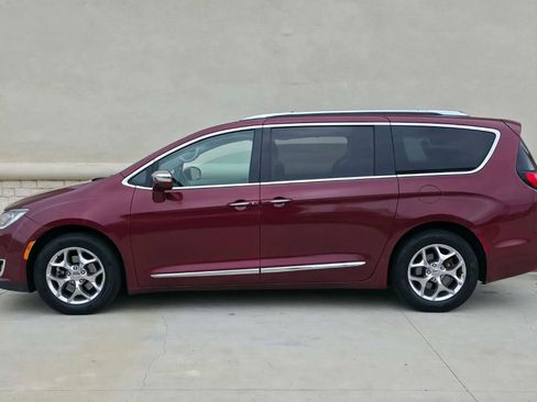 Used 2018 Chrysler Pacifica Limited FWD image 3
