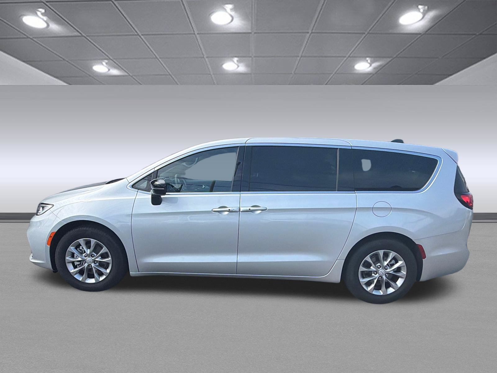 Used 2026 Chrysler Pacifica Limited FWD image 10