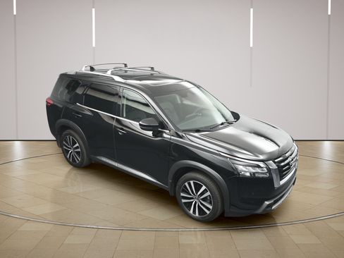 Certified 2025 Nissan Pathfinder Platinum w/ Cargo Package FWD image 35