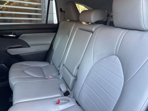 Used 2022 Toyota Highlander XLE image 16