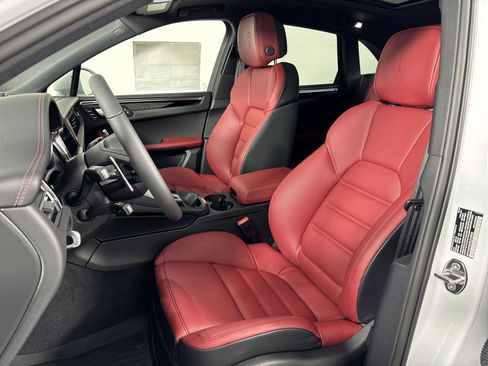 Certified 2025 Porsche Macan image 5