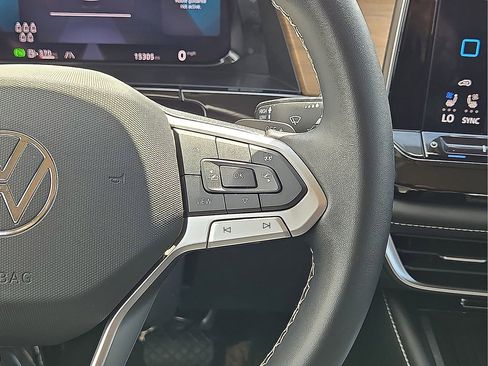 Used 2025 Volkswagen Atlas SE image 21