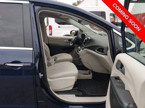 Used 2019 Chrysler Pacifica Touring Plus FWD image 5