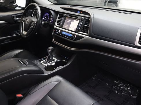 Used 2019 Toyota Highlander XLE AWD/4WD image 10