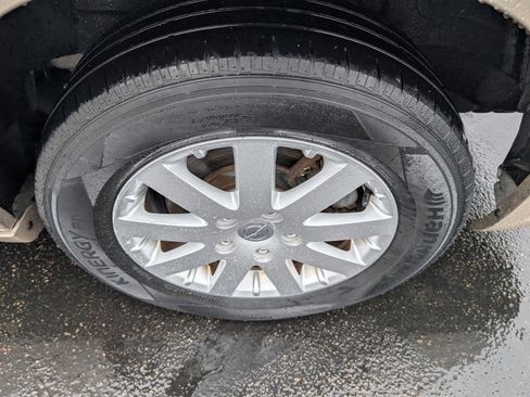 Used 2016 Chrysler Town & Country Touring w/ Driver Convenience Group image 9