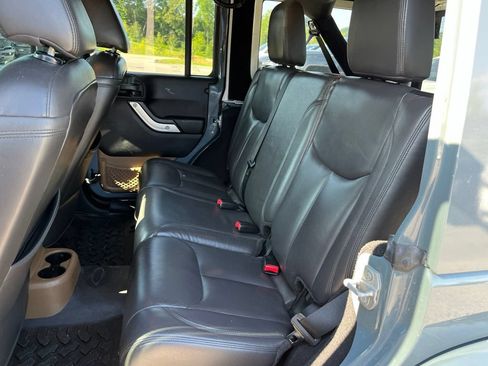 Used 2015 Jeep Wrangler Unlimited Sahara w/ Max Tow Package AWD/4WD image 9
