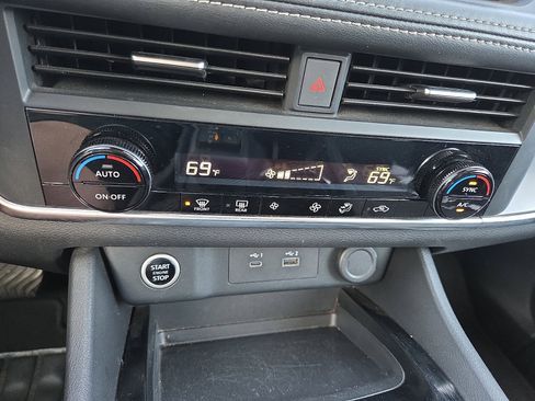 Used 2023 Nissan Rogue SV image 13