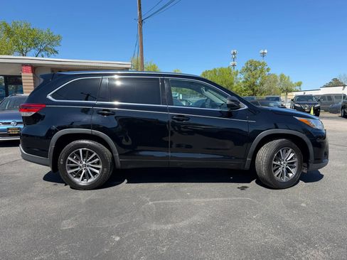 Used 2017 Toyota Highlander XLE AWD/4WD image 2