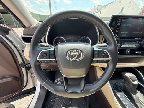 Used 2022 Toyota Highlander XLE FWD image 8