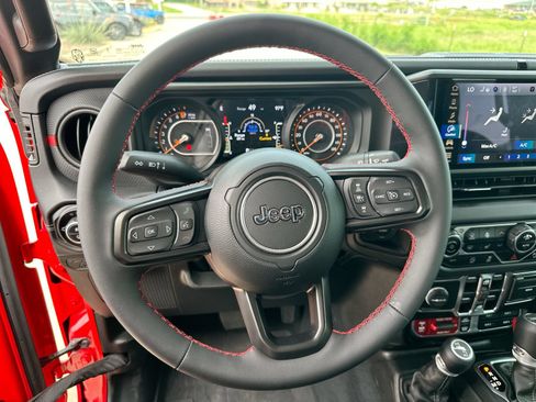 Used 2024 Jeep Gladiator Rubicon w/ Safety Group AWD/4WD image 13
