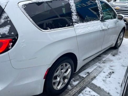 Used 2019 Chrysler Pacifica Touring-L Plus w/ Tire & Wheel Group image 4