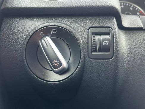 Used 2015 Volkswagen Tiguan S image 18