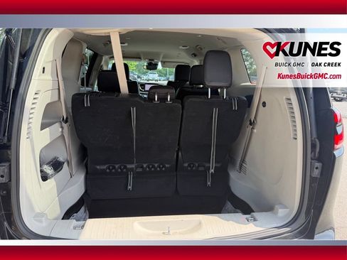 Used 2023 Chrysler Pacifica Touring-L FWD image 5