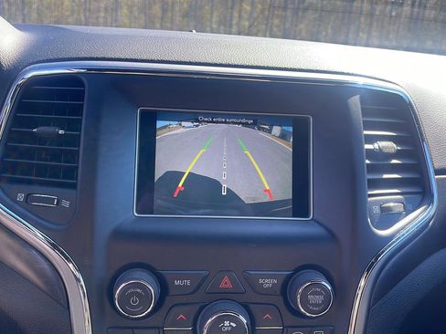 Used 2018 Jeep Grand Cherokee Laredo image 18