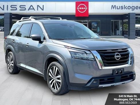 Used 2023 Nissan Pathfinder Platinum FWD image 1