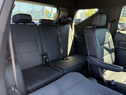 Used 2025 Chevrolet Traverse LT FWD image 21