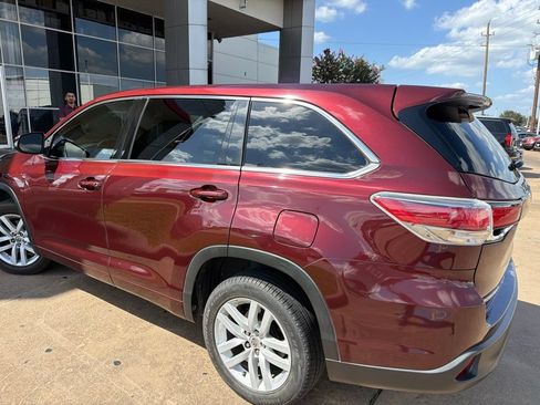 Used 2015 Toyota Highlander LE FWD image 2