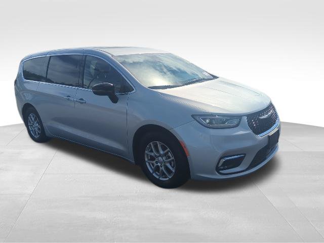 Used 2026 Chrysler Pacifica Select FWD image 3
