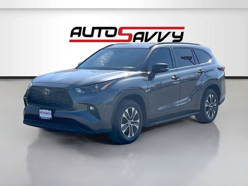 Used 2024 Toyota Highlander XLE FWD image 3