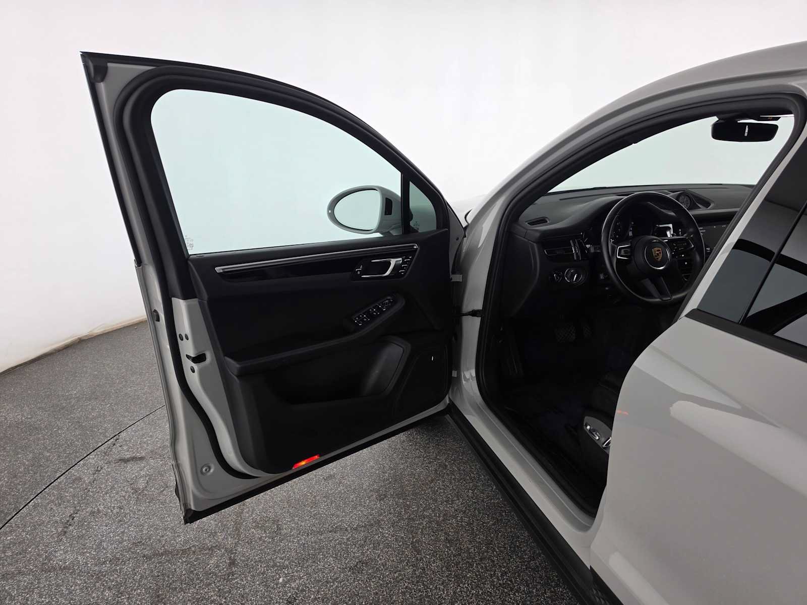 Used 2024 Porsche Macan AWD/4WD image 19