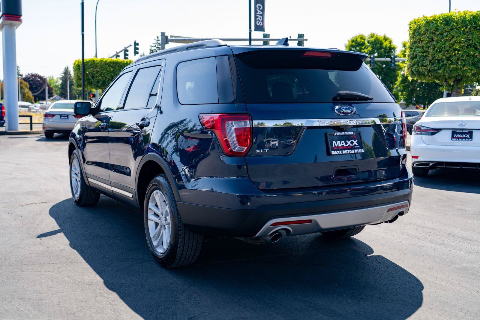 Used 2017 Ford Explorer XLT FWD image 11