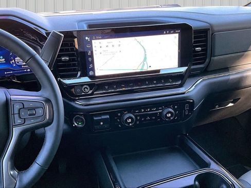 Used 2025 Chevrolet Silverado 2500 ZR2 w/ Technology Package image 3