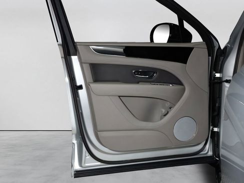 Used 2022 Bentley Bentayga image 22