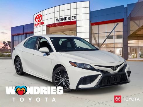 Used 2023 Toyota Camry SE image 1