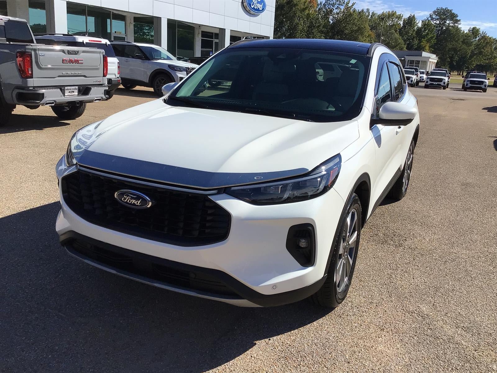 Certified 2024 Ford Escape Platinum w/ Class II Trailer Tow Package AWD/4WD image 5