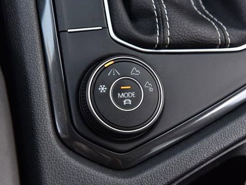 Used 2022 Volkswagen Tiguan SE AWD/4WD image 18