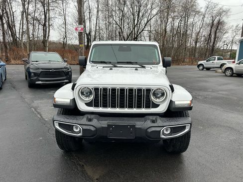 Used 2025 Jeep Wrangler Sahara image 2