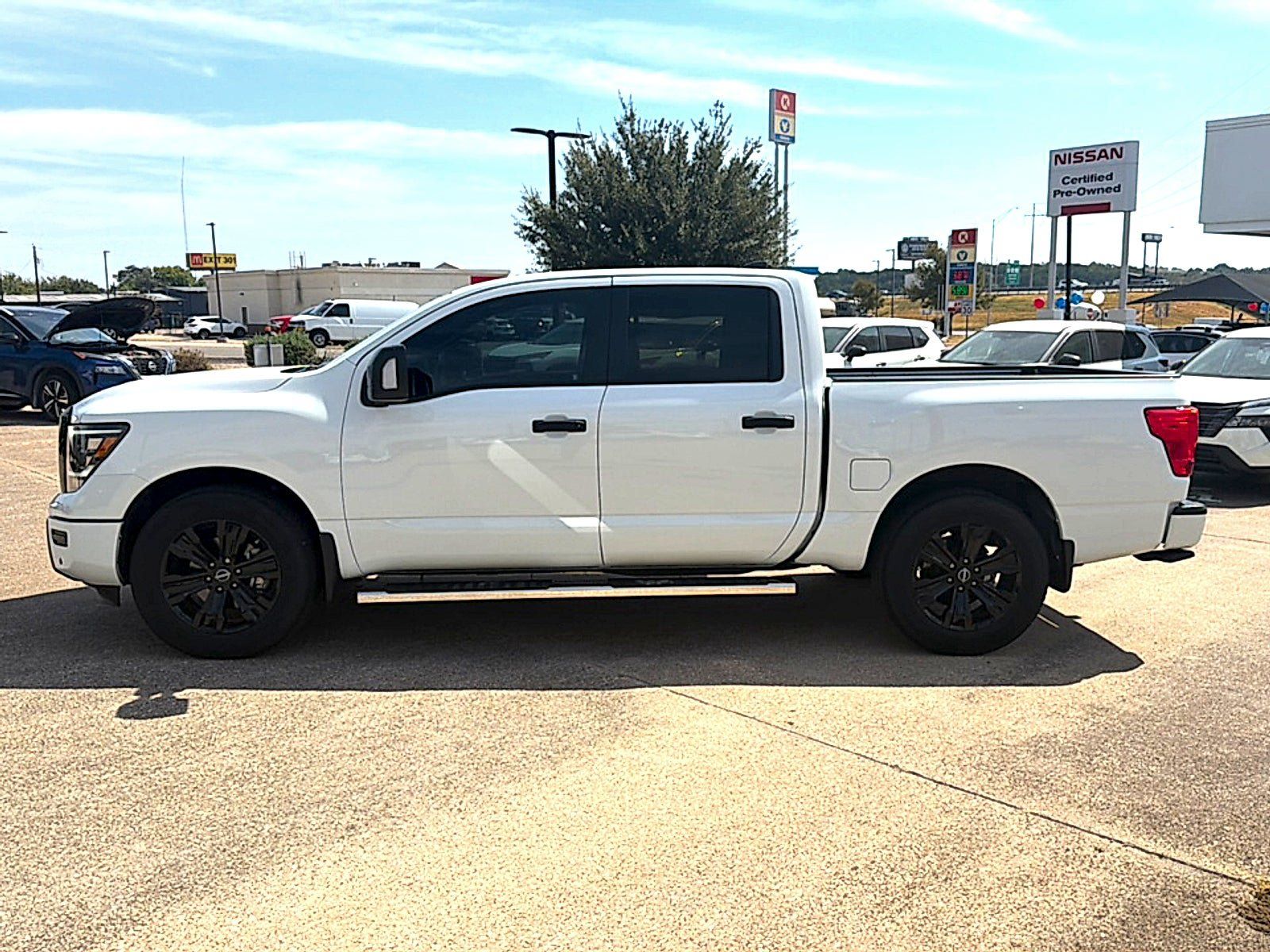 Used 2023 Nissan Titan SV w/ SV Convenience Package RWD image 2