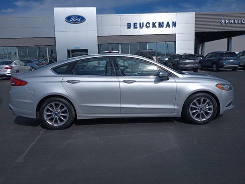 Used 2017 Ford Fusion SE image 6