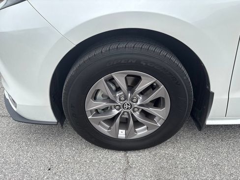 Used 2024 Toyota Sienna XLE FWD image 31