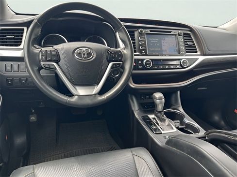 Used 2019 Toyota Highlander Limited image 17