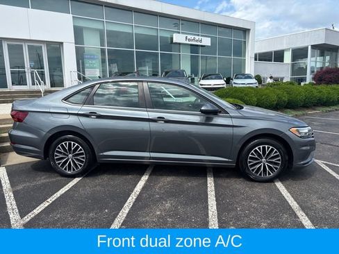 Used 2019 Volkswagen Jetta SE FWD image 2