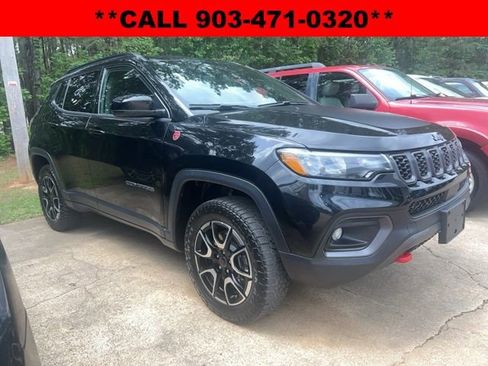 Used 2025 Jeep Compass Trailhawk image 1