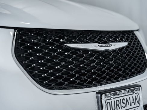 Used 2025 Chrysler Pacifica Select image 11