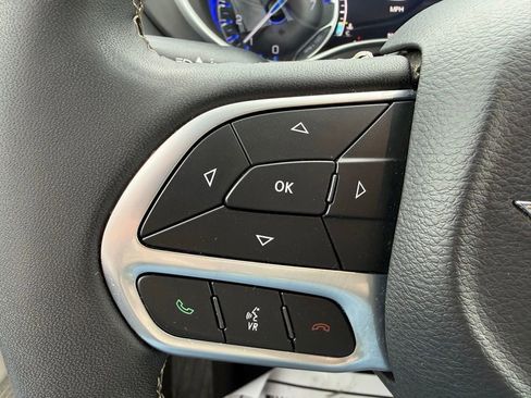Used 2023 Chrysler Pacifica Touring-L FWD image 16