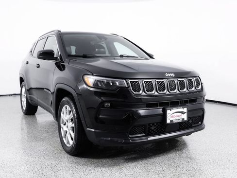 Used 2024 Jeep Compass Latitude w/ Sun and Sound Group AWD/4WD image 10