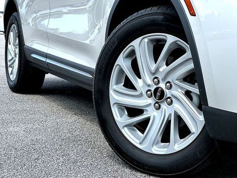 Used 2023 Lincoln Corsair FWD image 2