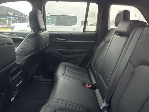 Used 2025 Jeep Grand Cherokee Limited w/ Luxury Tech Group II image 16